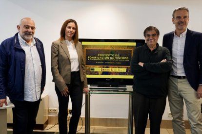 El Consorcio de la Ruta del Vino de Rueda y el Consejo Regulador de la DO Rueda presentan el Proyecto de Zonificación de Viñedos, una iniciativa incluida en el Plan de Sostenibilidad Turística de la Ruta del Vino de Rueda, financiada a través del Plan de Recuperación, Transformación y Resiliencia con fondos NEXT Generation EU, que impulsará la viticultura de precisión como herramienta clave frente.
