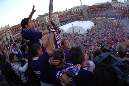 Plaza Mayor llena festejando el ascenso el 23 de abril, de 2007.
