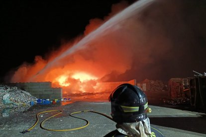 Incendio en la planta de MAREPA en Aldeamayor de San Martín