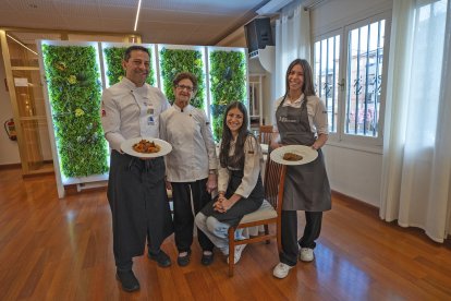 Alberto Rosado, Mercedes Sanz, Nerea Segovia y Aitana Rosado -cuatro generaciones-, en el restaurante Montecarlo.