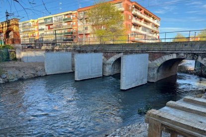 Ejecución de la nueva estructura de la tercera vía del AVE sobre el río Esgueva