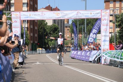 Kepa cruza la meta como ganador del Memorial Ángel Lozano - Jesús Nieto.