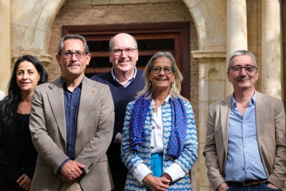 Garcés, con parte de su equipo, durante la campaña.