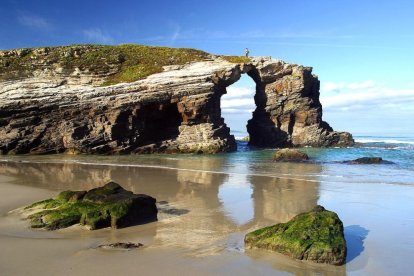 La playa de Las Catedrales, donde falleció la joven de Laguna de Duero, en una imagen de archivo.