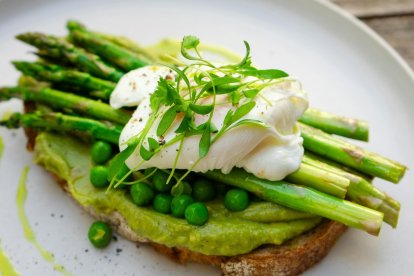 Tosta de espárragos verdes y guisantes con cremosos