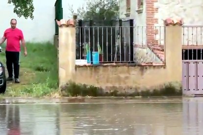 La tormenta provoca inundaciones de calles y bajos de las viviendas en Tudela de Duero (Valladolid).-PHOTOGENIC