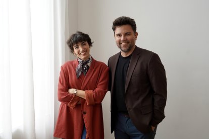 Los actores Nico Baumgartner y Mónica Solaun en la presentación de 'Tootsie. El musical'