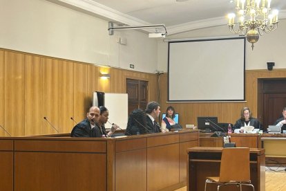 Las defensas y las dos acusadas en la vista celebrada este jueves en la Audiencia de Valladolid.
