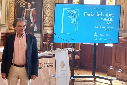 Ojeda junto a una imagen del cartel diseñado por Amargo