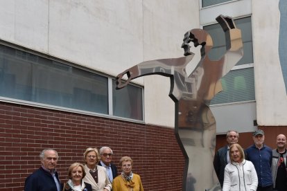 Una imagen de la escultura con Ostern, Bustelo y Villa, a la derecha.
