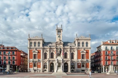 Imagen de Valladolid con nubes y claros que refleja la estabilidad inicial prevista por AEMET antes del cambio hacia tormentas durante el puente de mayo
