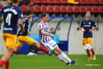 Latasa se resbala al intentar disparar ante el Andorra.
