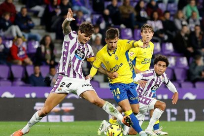 Juric disputa un balón en el duelo jugado ante Las Palmas en la primera vuelta en Zorrilla.