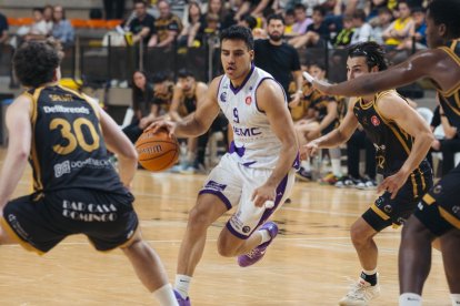 Pau Isern en una transición durante el partido de ida jugado en Llíria.