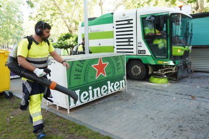 Operarios del servicio municipal de Limpieza en la zona de casetas de la Acera de Recoletos, en una imagen de archivo.