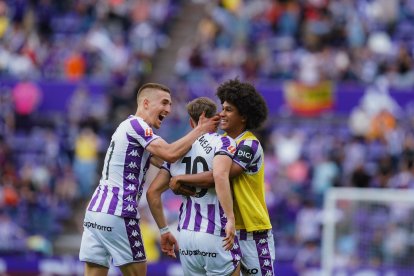 Biuk y Federico felicitan a Sanseviero tras su gol a la Real B.