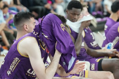 Muestra de desolación en el banquillo del UEMC Baloncesto Valladolid tras la eliminación.