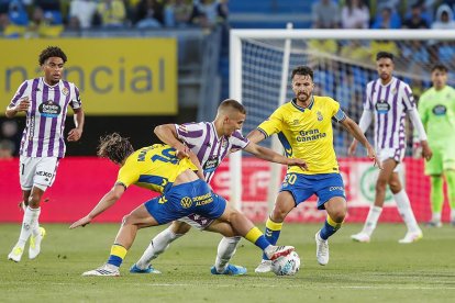 El extremo croata Biuk lucha por la posesión del balón con el mediocentro italiano Amatucci.