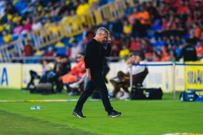 Fran Escribá, cabizbajo en la derrota ante Las Palmas.