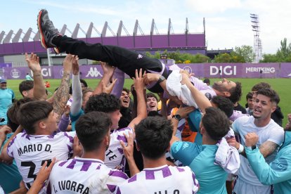 Jugadores del Promesas mantean a Javi Baraja.