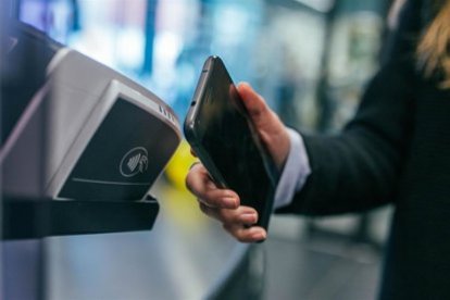 Una persona pagando con el sistema 'conetless'