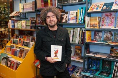 Rodrigo Garrido Paniagua posa junto a su nuevo poemario.