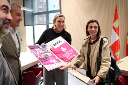 La vicepresidenta de la Junta, Isabel Blanco recibe el dorsal para participar en la Marcha de Asprona de Valladolid