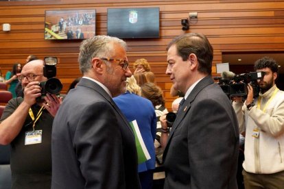 Pollán y Mañueco en la sesión constitutiva de las Cortes de Castilla y León el pasado mes de abril.