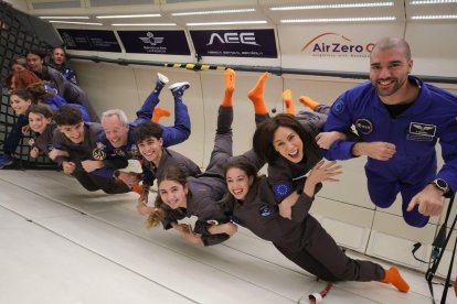 lLos astronautas ESA Pablo Álvarez y Sara García y 30 estudiantes participan en un vuelo parabólico en la Base Aérea de San Javier con el programa 'Astronauta por un día'