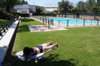 Una usuaria en la piscina de Juan de Austria.