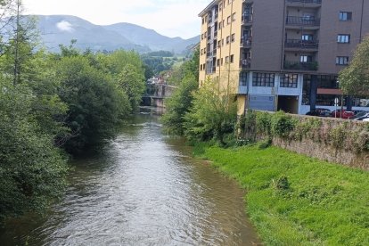 El asturiano río Piloña a su paso por Infiesto, este mismo jueves.