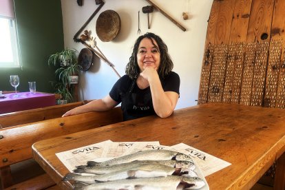 Marga Vila, en el comedor de su restaurante Hermanos Vila con la protagonista de su cocina: la trucha.