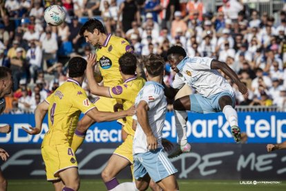 Una imagen del partido entre Zaragoza y Real Valladolid disputado en la primera vuelta (1-1).