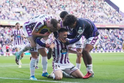 El Real Valladolid celebra el 2-0 logrado por el joven Carvajal ante el Zaragoza nada más entrar al terreno de juego.