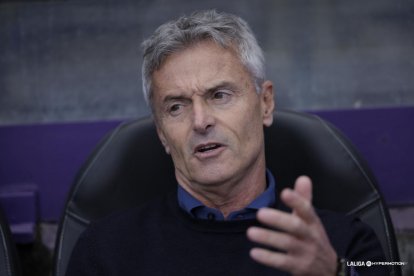Fran Escribá, en el banquillo de Zorrilla ante el Zaragoza.