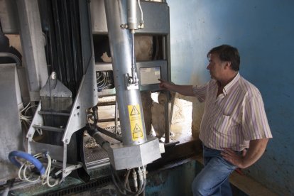 Ganaderos afectados por la crisis del sector lácteo.
En la foto el ganadero Fernando Herrero Verdugo junto a uno de sus robots de ordeño que tiene instalados en su explotación en Riocabado (Ávila)
ÁVILA, 16-07-2015
FOTO: Ricardo Muñoz.