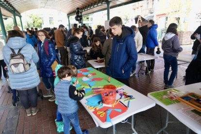 Juegos creativos y del desarrollo de la inteligencia en Plaza de España.