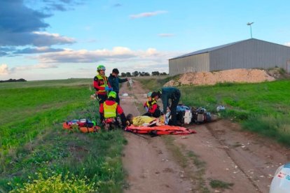El equipo de rescate atiende al herido.