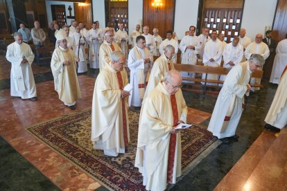 Los Sacerdotes homenajeados en el Seminario de la Diocesis de Valladlid con el Arzobispo. Argüello.