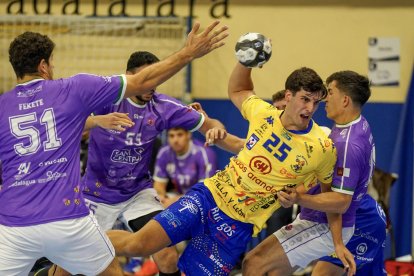 Asier Iribar en una acción entre líneas con el Tubos Aranda.