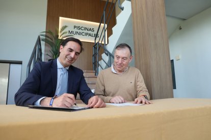 El alcalde de Medina del campo, Guzmán Gómez Alonso, en la firma de finalización de las obras de la piscina municipal climatizada