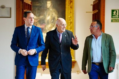 El presidente de la Diputación de Valladolid y el presidente de la Fundación Banco de Alimentos en el acto de renovación del convenio de colaboración