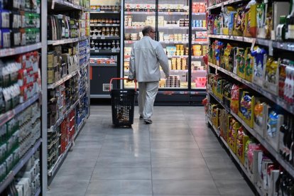 Una persona que realiza la compra