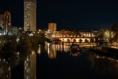 La iluminación nocturna junto al Pisuerga transforma el entorno del Puente Mayor en uno de los paisajes urbanos más fotografiados de Valladolid.