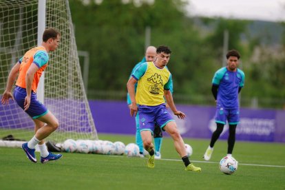 David Torres, durante el entrenamiento a puerta abierta de este martes en los Anexos.