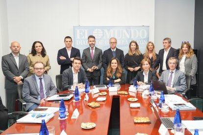 De pie: Pablo Gómez (director de la Fundación Intras), Elisa Gutiérrez (directora de instituciones de Caixabank), Raúl Grande (responsable Enterprise Vodafone), David García (rector de la UEMC), José Mateos (vicerrector de Investigación de la USAL), Sandra Martínez (directora general  de Iberaval), Silvia Herrero (directora de comunicación de Iberdrola), Pablo Lago (director de El Mundo de Castilla y León) y Alicia Iglesias. Sentados: Félix Barrio (director general de Incibe), Vicente Ruiz (director adjunto de El Mundo), Adriana Ulibarri (editora de El Mundo de Castilla y León), Rosa Cuesta (directora de Política Económica y Competitividad de la Junta), Alberto Caballero (director gerente de la Fundación del ICSCyL)