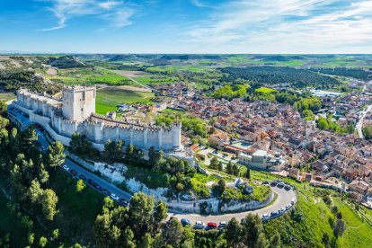 El Castillo de Peñafiel, considerado por muchos el más bonito de Valladolid, se alza sobre la Ribera del Duero con una espectacular silueta medieval.