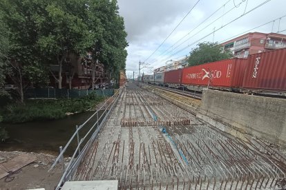 Plataforma colocada sobre el río Esgueva para la tercera vía