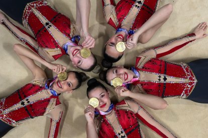 Las gimnastas del CD La Victoria, con la medalla de oro.