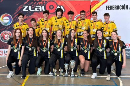 Equipos femenino y masculino de Rolling Lemons celebran la Liga.
